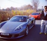 Wojewódzki chwali się samochodami na wiejskiej drodze (FOTO)