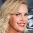 Charlize Theron promuje film w staniku od Diora