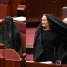 Australijska polityk pojawiła się w Senacie UBRANA W BURKĘ. "Cieszę się, że MOGĘ TO ZDJĄĆ! NIE MA MIEJSCA na to w parlamencie!"
