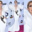 Dumna Celine Dion pozuje w "skrzydlatej" sukni z dekoltem do pępka (ZDJĘCIA)