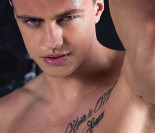 Rafał Jonkisz pokazuje mokrą pachę (FOTO)