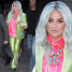 Kesha w błyszczącym, limonkowym garniturze