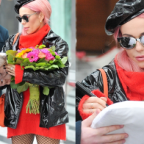 Rabczewska podpisuje poduszkę ze swoim zdjęciem. Pyta fana: "TY TEŻ ŚNISZ Z DODĄ?"