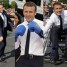 Wyluzowany Emmanuel Macron boksuje, gra w tenisa i... JEŹDZI na wózku inwalidzkim (ZDJĘCIA)
